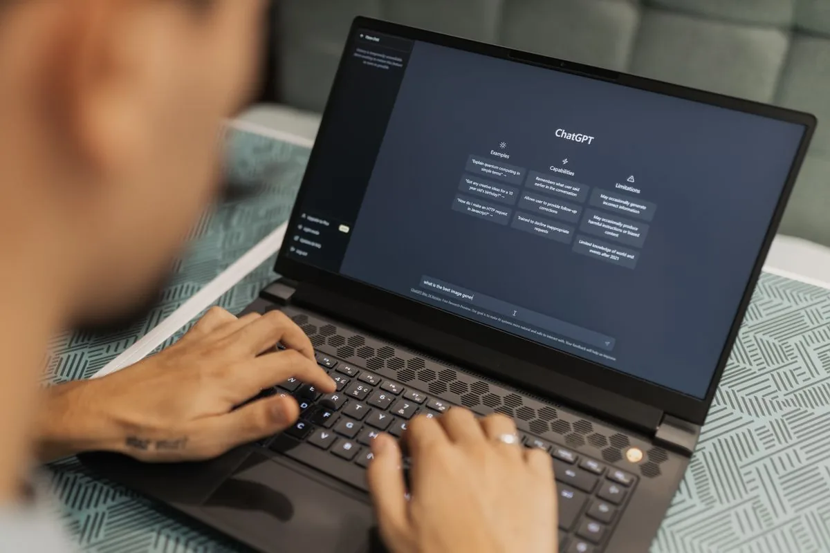 Programátor pracující s ChatGPT na notebooku