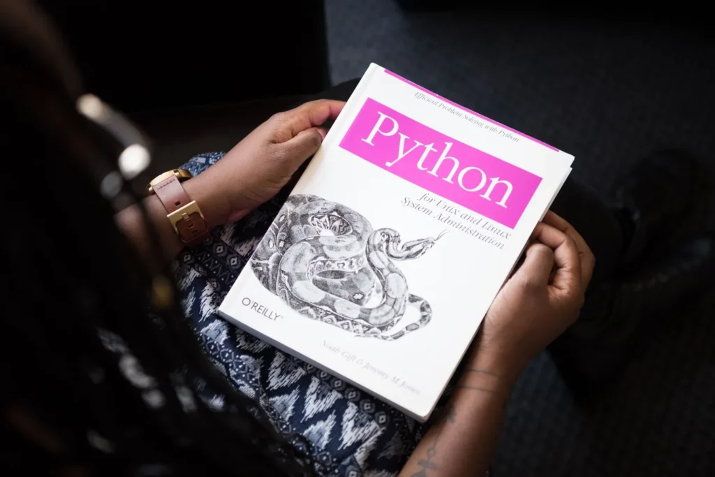 Programátor u notebooku s kódem na obrazovce